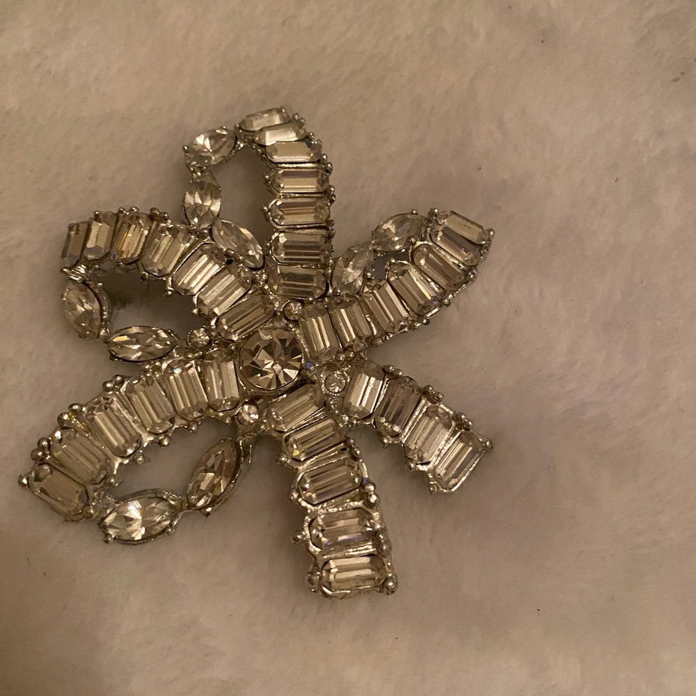 VINTAGE Elegant Silver Crystal Brooch